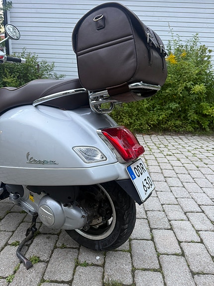 Vespa GTS 300 70th Anniversary 5 of 6