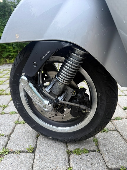 Vespa GTS 300 70th Anniversary 4 of 6