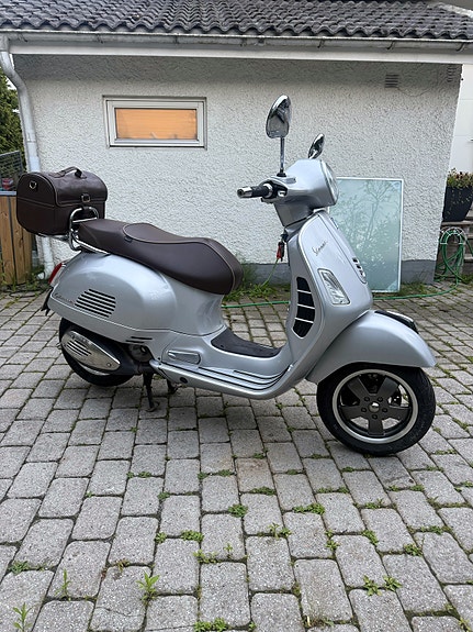 Vespa GTS 300 70th Anniversary 2 of 6
