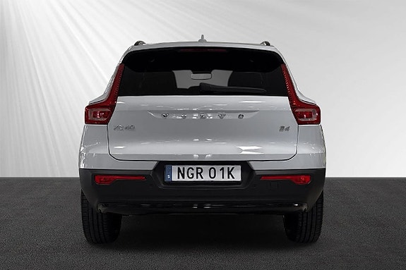 Volvo XC40 2 of 5