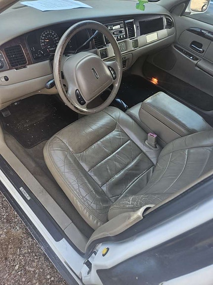 Lincoln Town Car 5 of 5