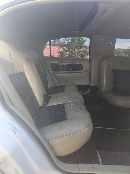 Lincoln Town Car 3 of 5