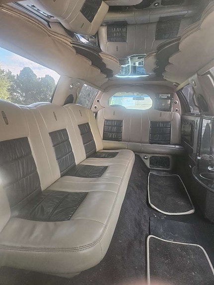 Lincoln Town Car 2 of 5