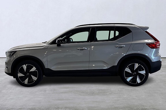Volvo XC40 2 of 5