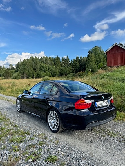 BMW 325i 3 of 5