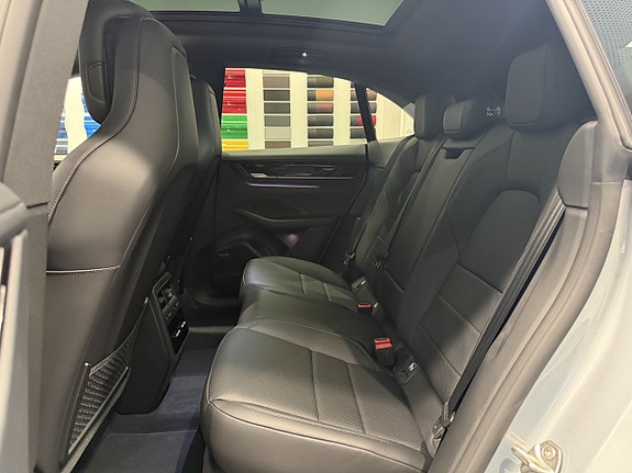Porsche Macan 4 10 of 18