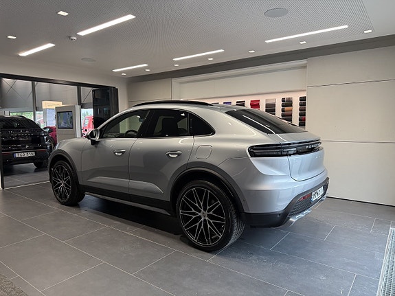 Porsche Macan 4 6 of 18