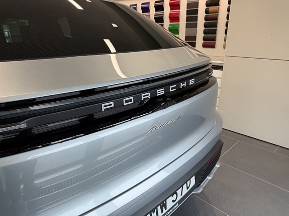 Porsche Macan 4 16 of 18