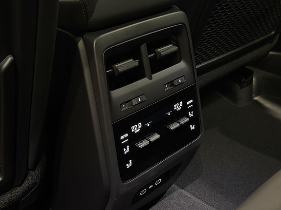 Porsche Macan 4 14 of 18