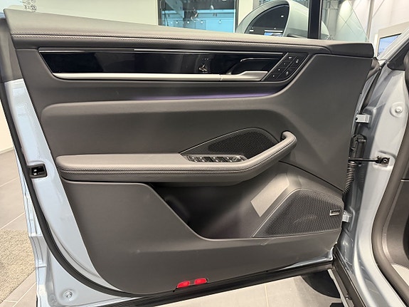 Porsche Macan 4 9 of 18