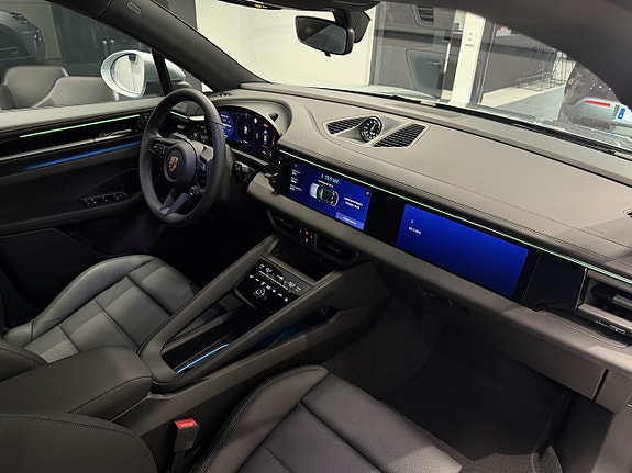 Porsche Macan 4 15 of 18