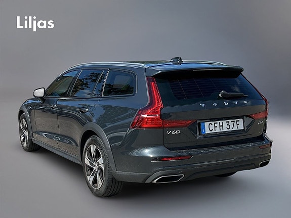 Volvo V60 Cross Country 2 of 5