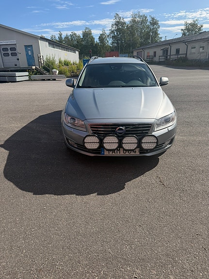 Volvo V70 2 of 5