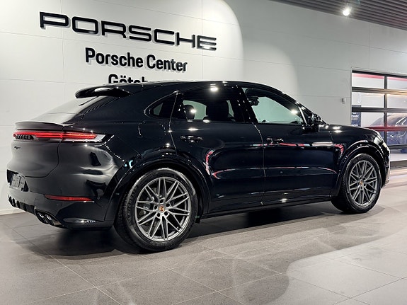 Porsche Cayenne 4 of 5