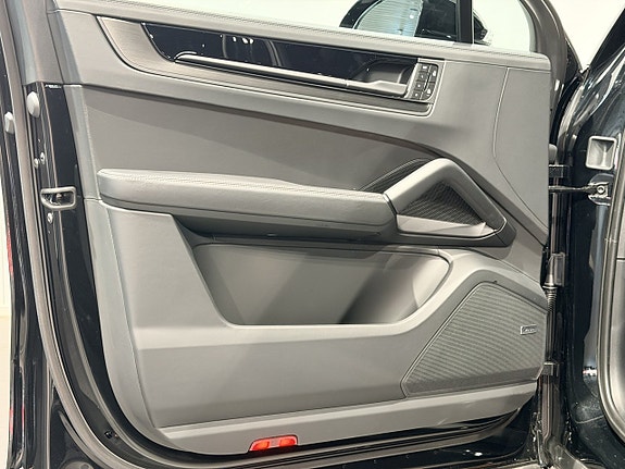 Porsche Cayenne 13 of 26