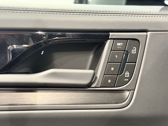 Porsche Cayenne 16 of 26