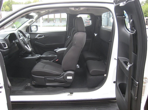 Isuzu Pickup 7 of 11