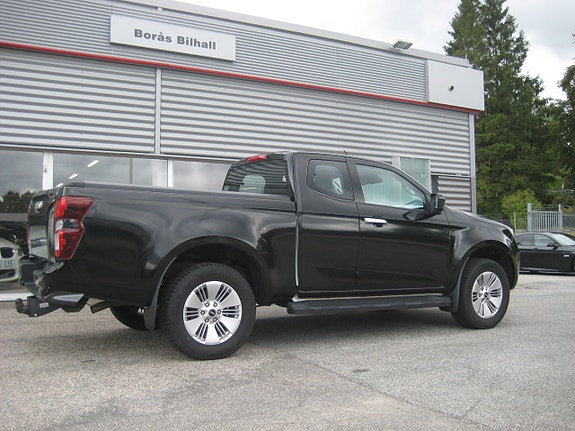 Isuzu Pickup 3 of 5