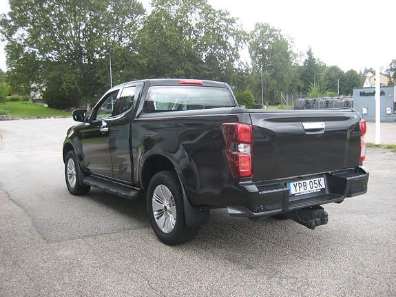 Isuzu Pickup 4 of 5