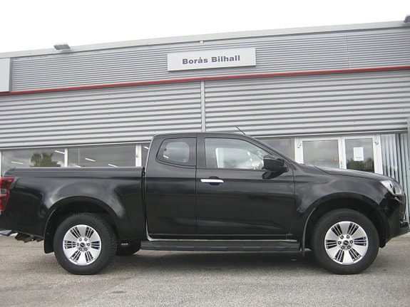 Isuzu Pickup 2 of 5