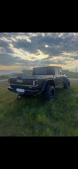 Jeep Gladiator 2 of 5