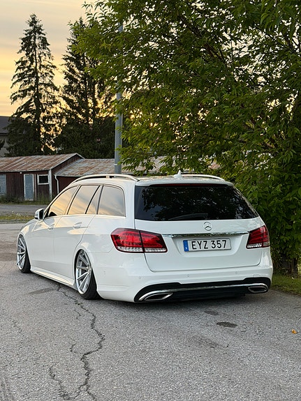 Mercedes-Benz E220 4 of 5