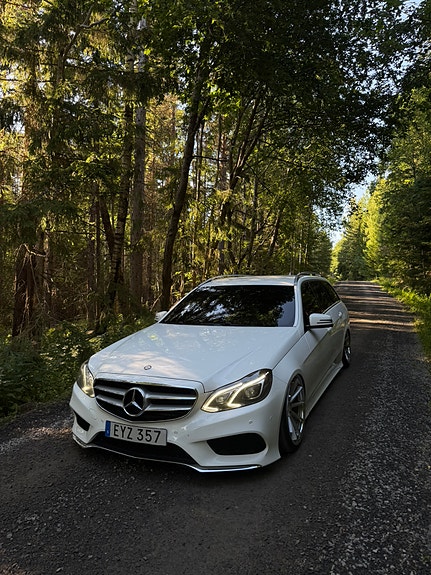 Mercedes-Benz E220 3 of 5