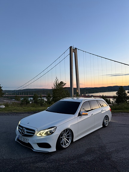 Mercedes-Benz E220 2 of 5