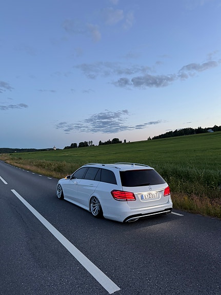 Mercedes-Benz E220 5 of 5
