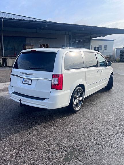 Chrysler Town & Country 3 of 5