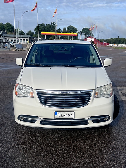 Chrysler Town & Country 2 of 5