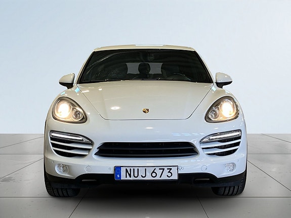 Porsche Cayenne 2 of 19
