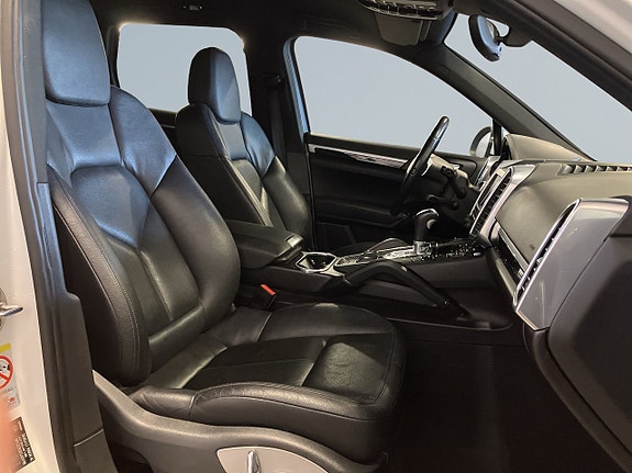 Porsche Cayenne 9 of 19