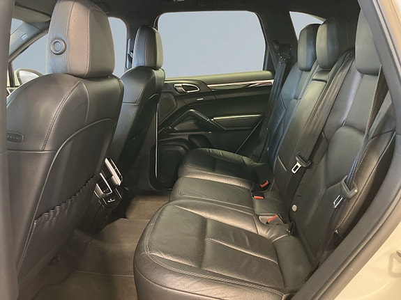 Porsche Cayenne 11 of 19