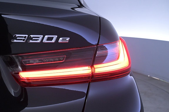 BMW 330e 25 of 27