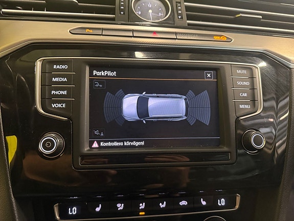 Volkswagen Passat 18 of 22