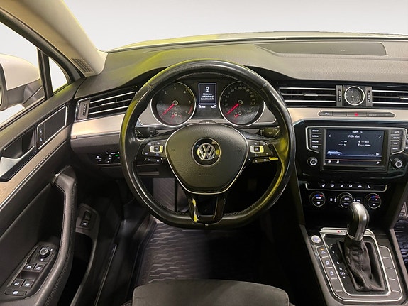 Volkswagen Passat 13 of 22