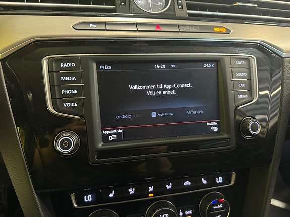 Volkswagen Passat 17 of 22