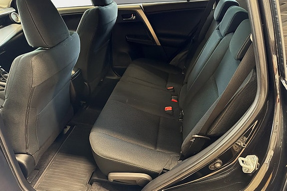 Toyota RAV4 7 of 18