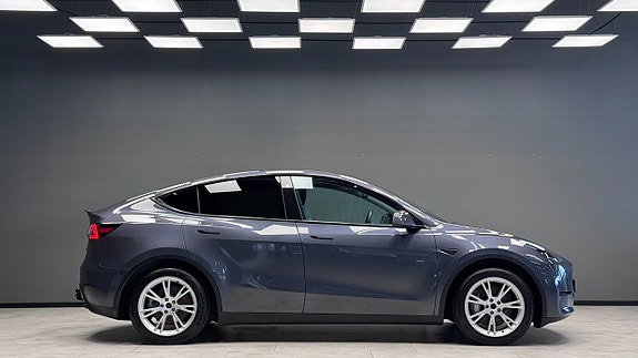 Tesla Model Y 4 of 5