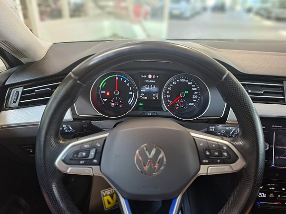 Volkswagen Passat 18 of 22