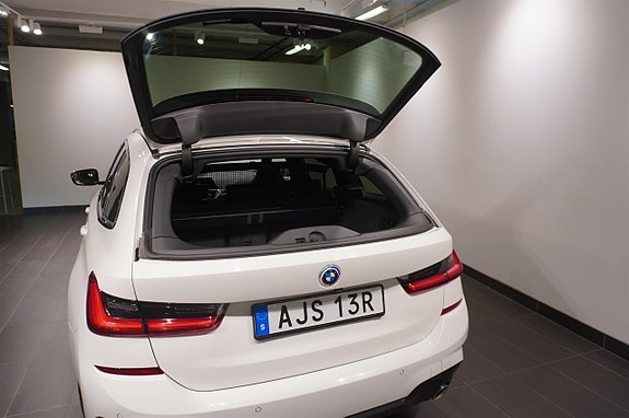 BMW 330e 11 of 19