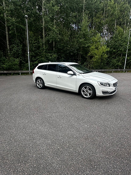 Volvo V60 2 of 5