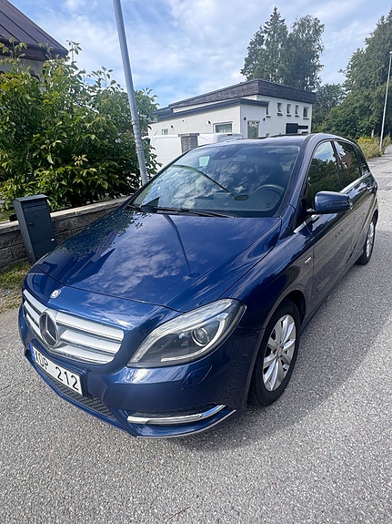 Mercedes-Benz B200 2 of 5