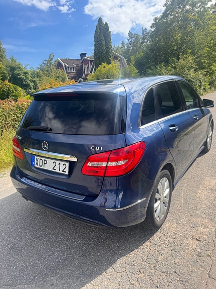 Mercedes-Benz B200 4 of 5
