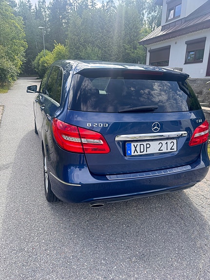 Mercedes-Benz B200 3 of 5
