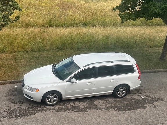 Volvo V70 3 of 5