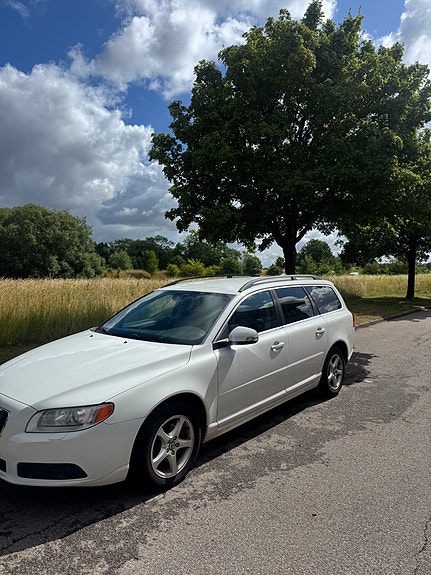 Volvo V70 2 of 5