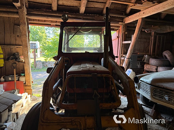 Traktor Massey Ferguson 135 + Tillbehör 23 of 27
