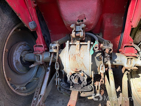 Traktor Massey Ferguson 135 + Tillbehör 9 of 27